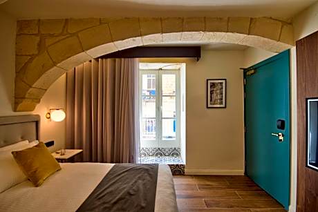 Deluxe Double Room with Balcony and street view 1