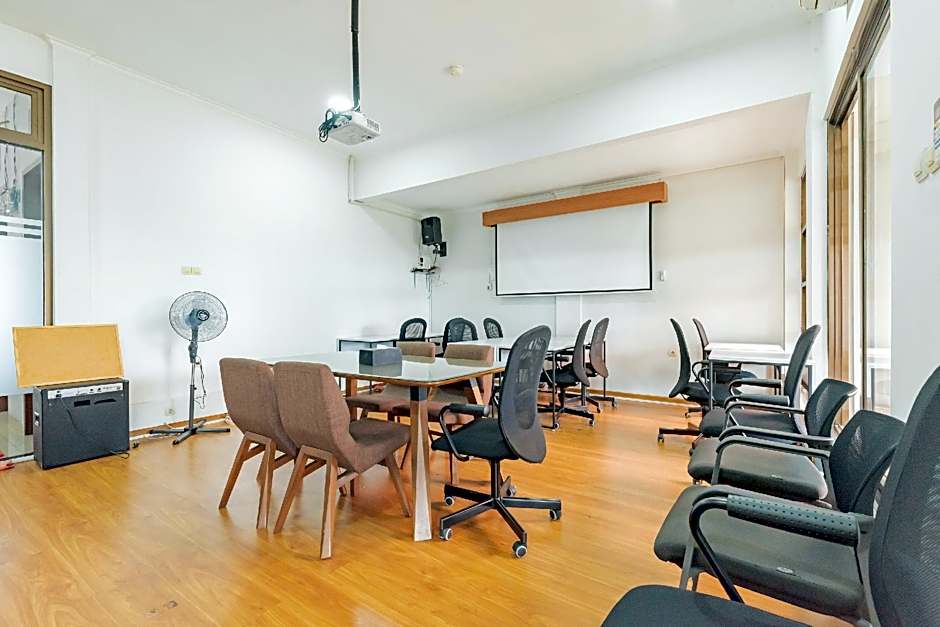 RedDoorz near Kiara Artha Park