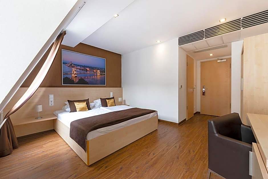 Promenade City Hotel