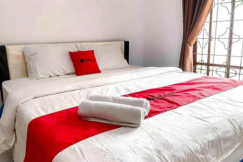 RedDoorz near Eco Green Park Batu