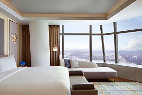Executive King Suite with River View - Club Lounge Access
