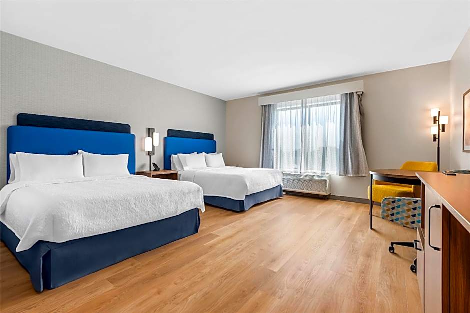 Foto 1 di 3 di 2 Queen Beds, Hearing/Mobility Accessible, Bathtub