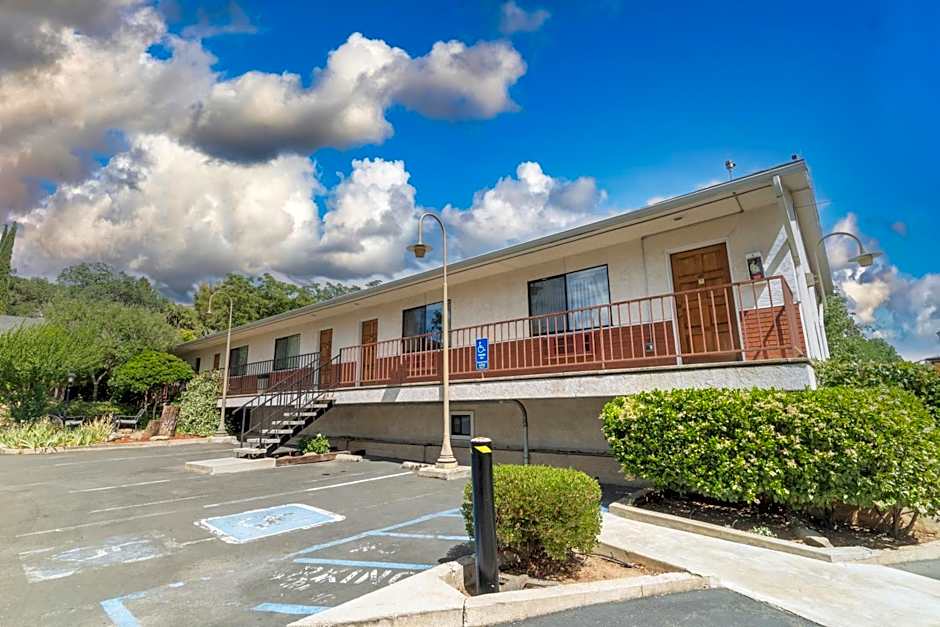 Mariposa Lodge