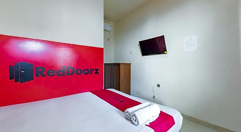 RedDoorz near Pasar Pagi 2 by Cassana