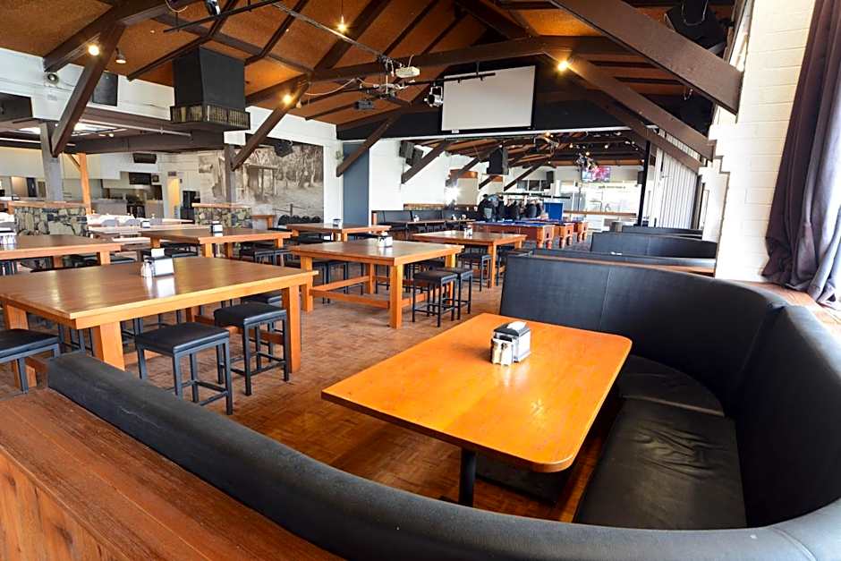 Lake Jindabyne Hotel