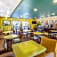 La Quinta Inn & Suites by Wyndham Floresville