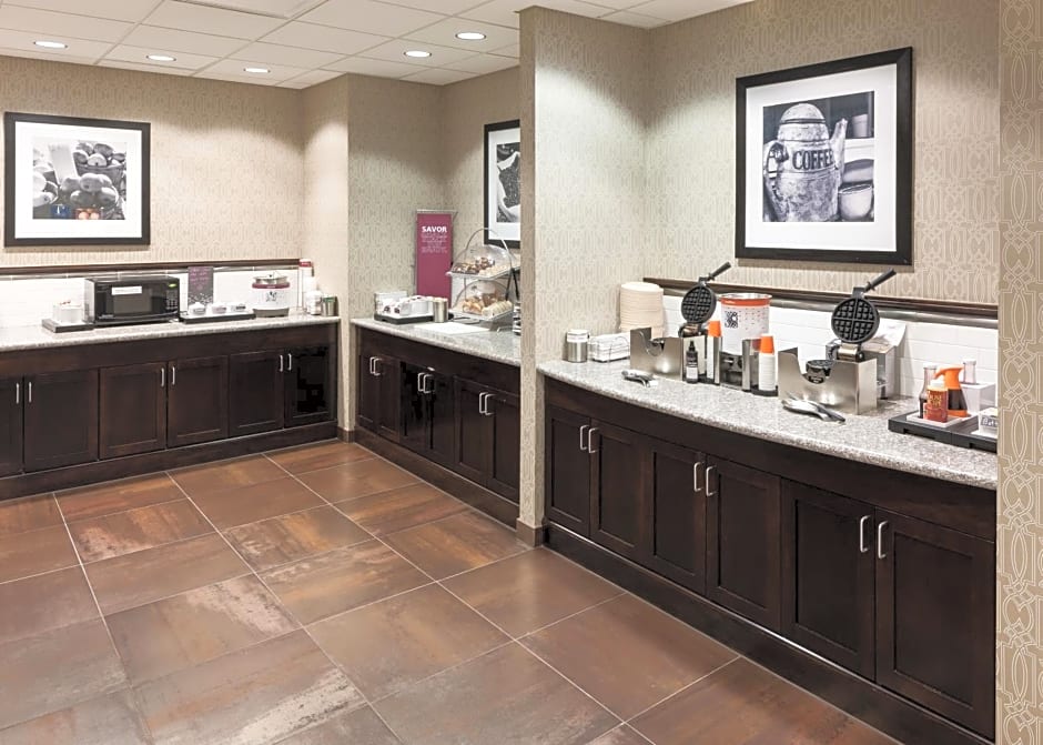 Hampton Inn & Suites Omaha-Downtown