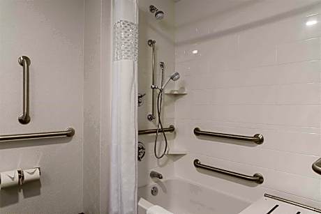 2 Queens Mobility Access W/tub Nonsmoking