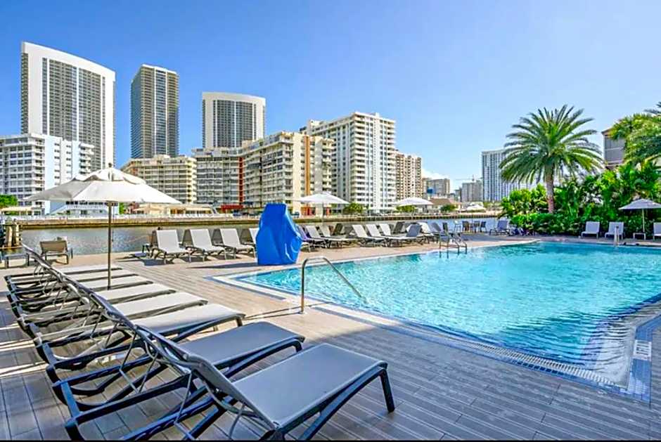 Stunning Penthouse Suite Waterfront 2BD 2BA