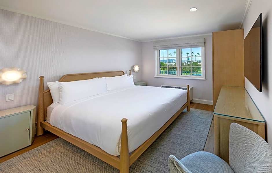 Bay Shores Peninsula Hotel