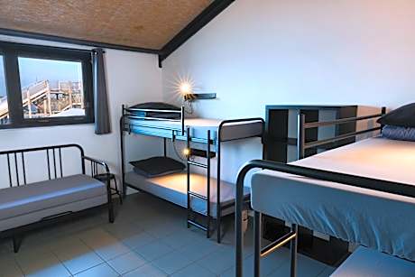4-person room with 4 bunk beds