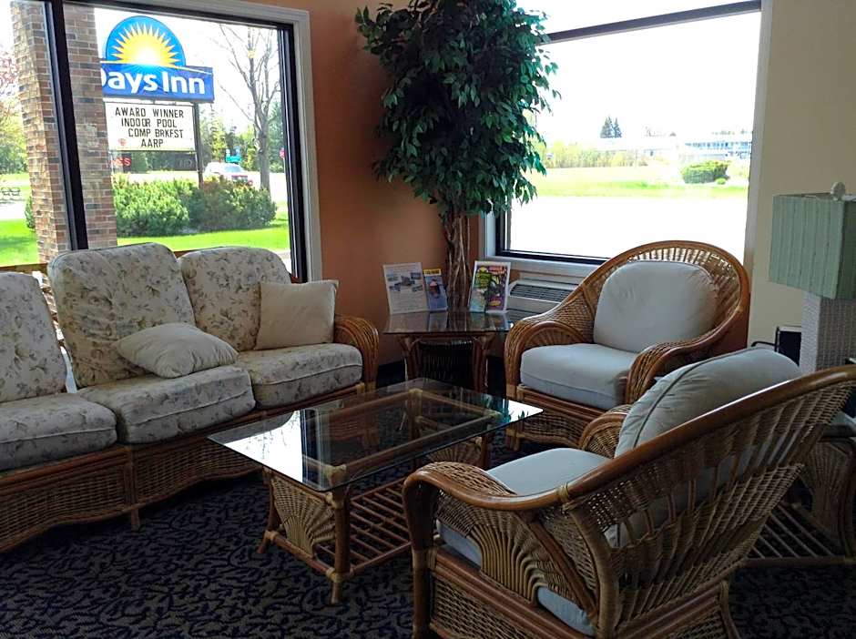Days Inn by Wyndham Mackinaw City - Lakeview