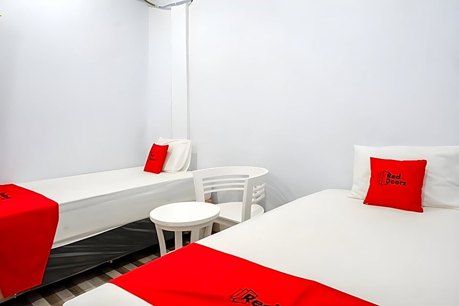 RedDoorz Plus @ Grand Pacifik Hotel Makassar