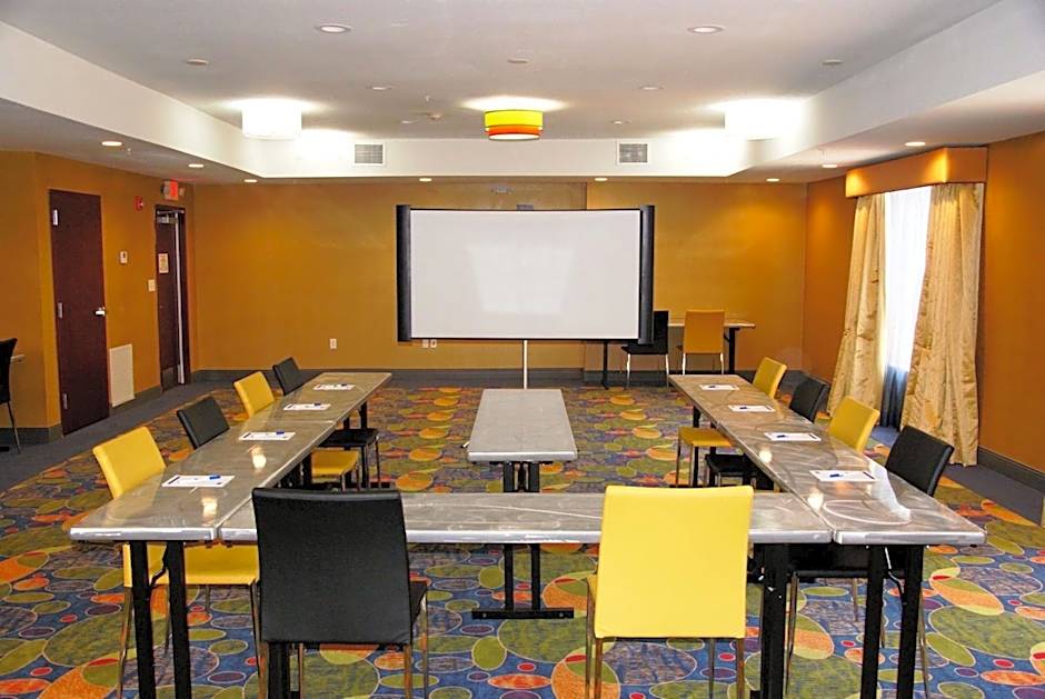 Holiday Inn Express & Suites St Louis Airport, an IHG Hotel By IHG