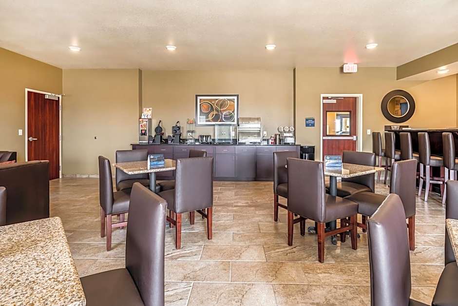 Cobblestone Hotel & Suites - Newport