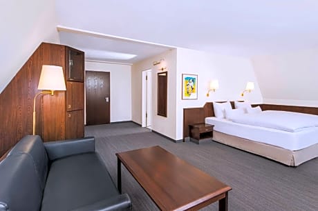 Family Room (2 Adults + 1 Child)