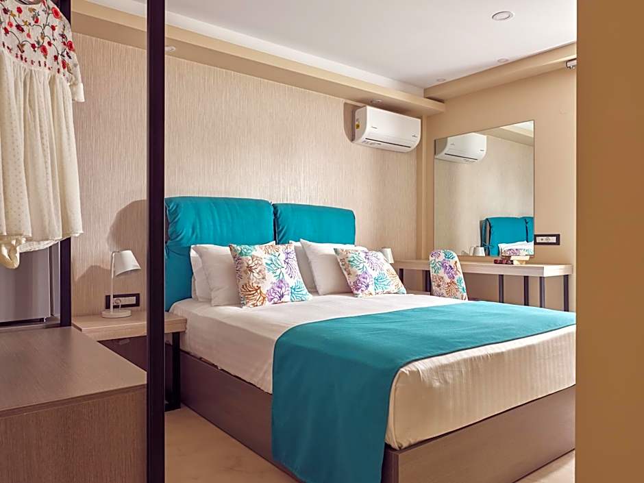 Koukounaria Hotel & Suites