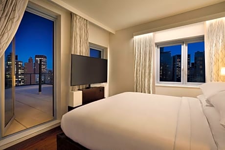 1 King Bed Balcony Mob/Hear Accessible 3X3 Shower City View