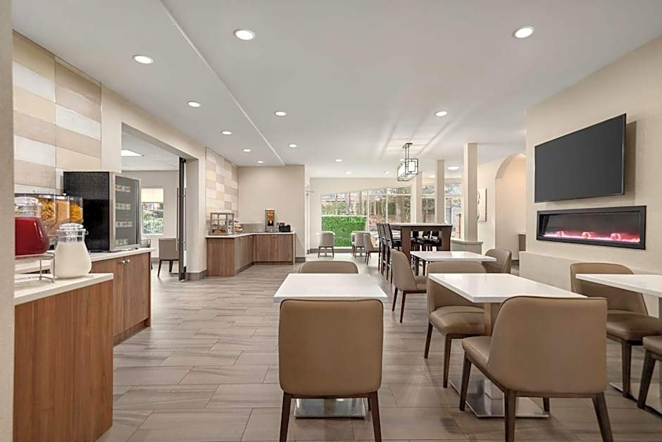 La Quinta Inn & Suites by Wyndham Vancouver Airport