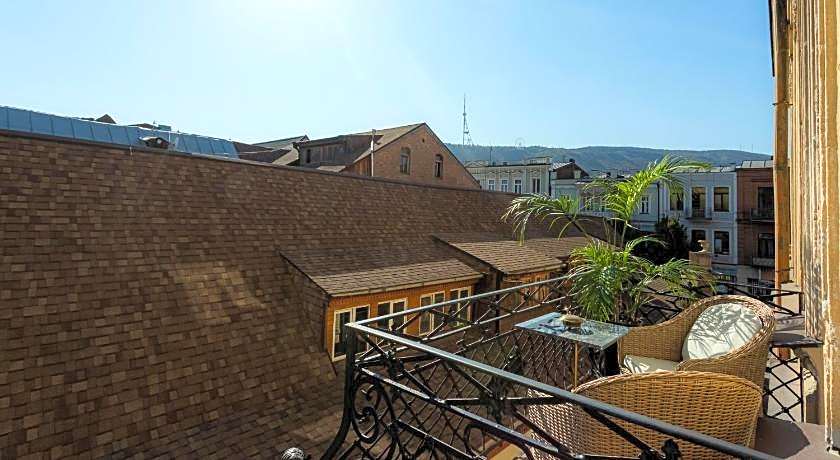 Unfound Door - Design Hotel