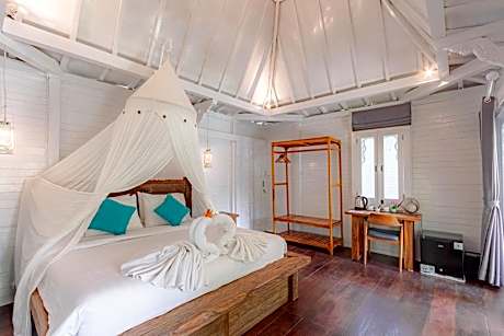 King Suite with Pool View