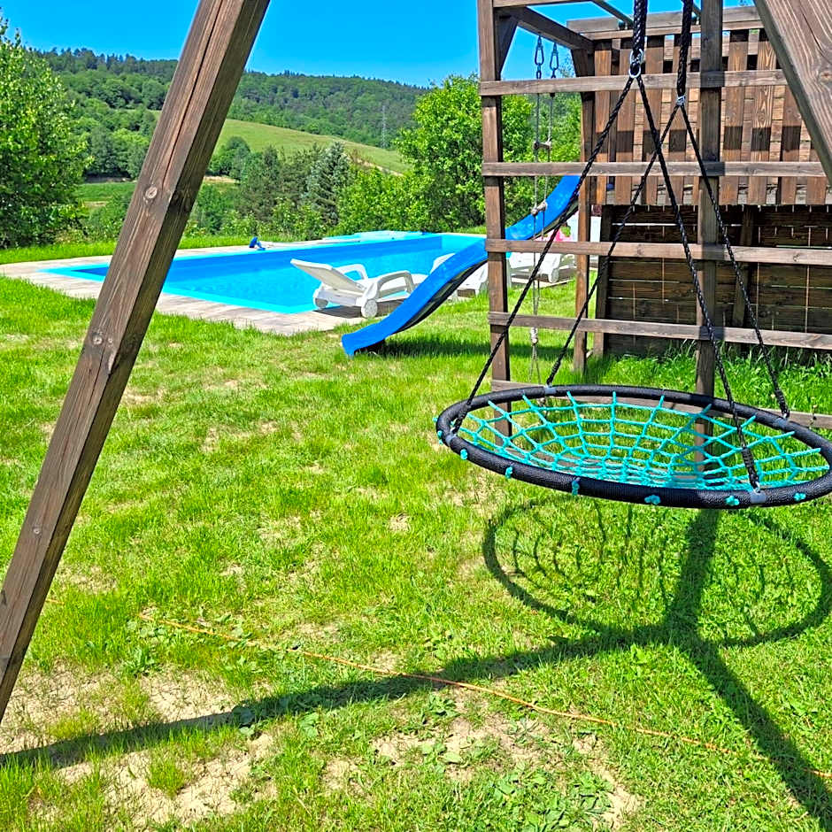 Domki i apartamenty nad jeziorem solińskim z basenem I widokiem na góry