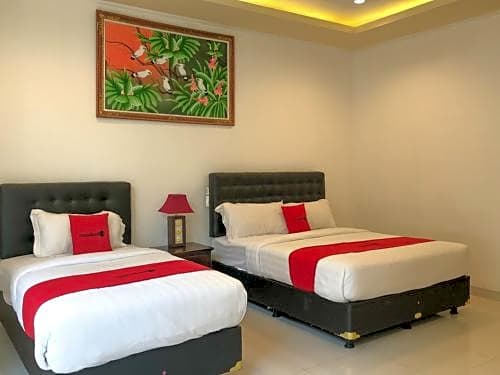 RedDoorz Plus near Dreamland Beach