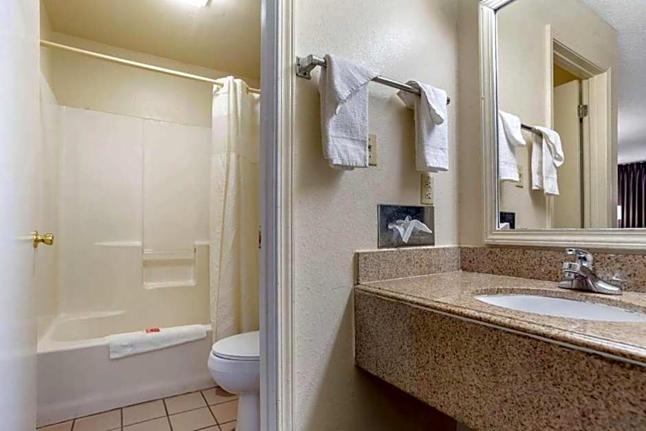 Econo Lodge Pearl