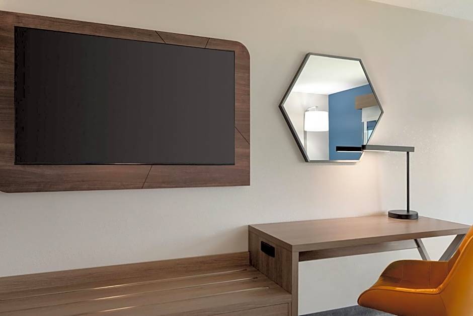 Holiday Inn Express & Suites North Fremont By IHG