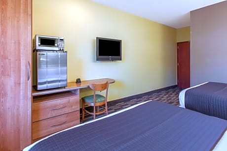 2 queen beds, mobility/hearing accessible room, roll-in shower, non-smoking