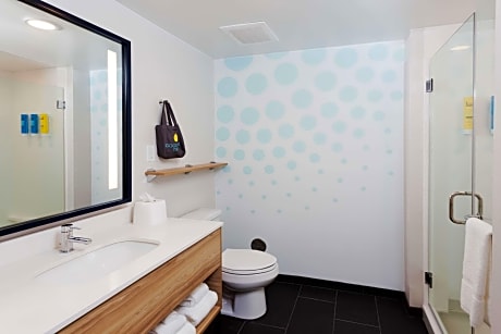 2 Queen Mobility Accessible W/Bathtub