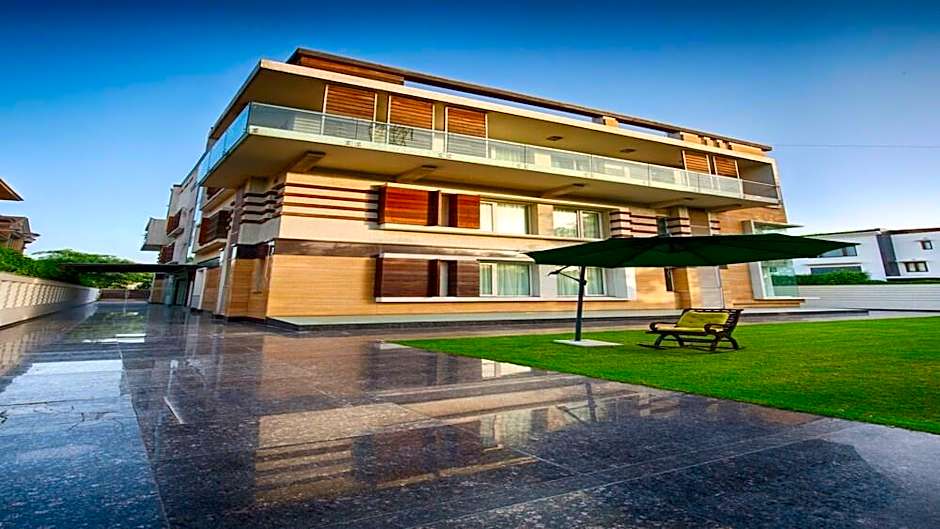 Stately Suites - Golf Course Road