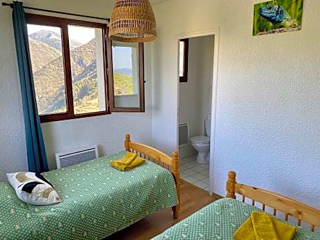 Double or Twin Room with Mountain View