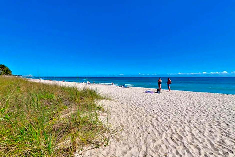 Palm Beach Paradise Walk to Beach Pool WiFi 86" TV WiFi