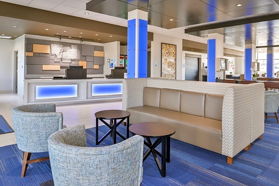 Holiday Inn Express & Suites Kansas City - Lees Summit By IHG
