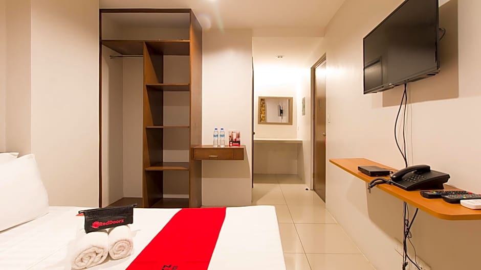 Reddoorz Plus @ Diola Villamonte Bacolod