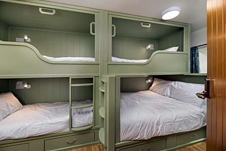 Quadruple Room with Private Bathroom