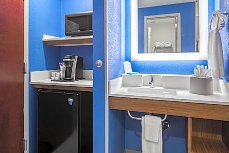 1 Queen Standard Communications Mobility Accessible Tub