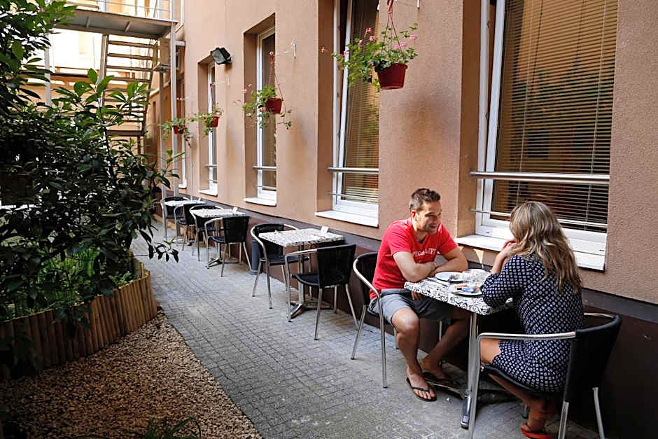 Six Inn Hotel