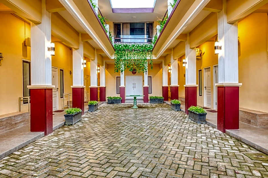 RedDoorz Syariah near Kebon Rojo Park Blitar