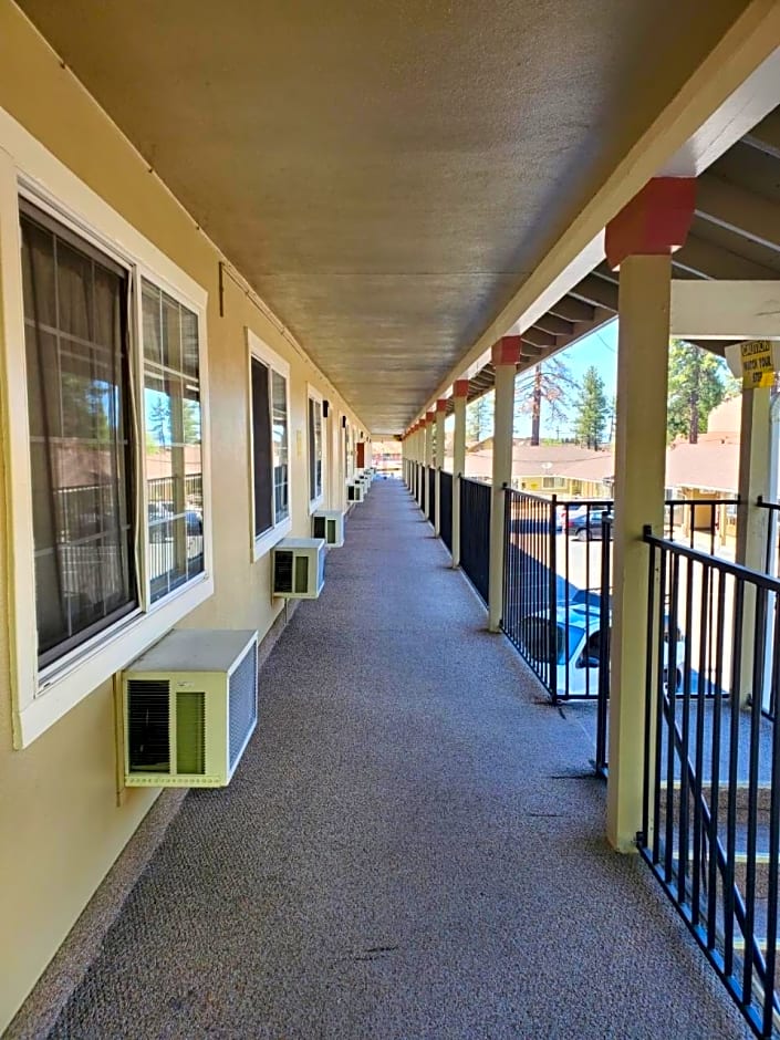 Bluebird Day Inn & Suites