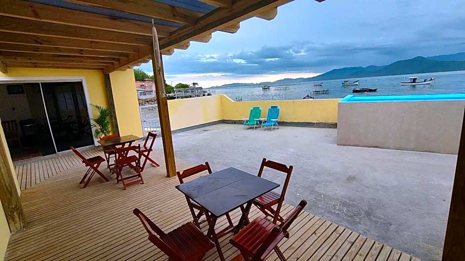 Casa pé na areia com vista especial do pôr do sol.