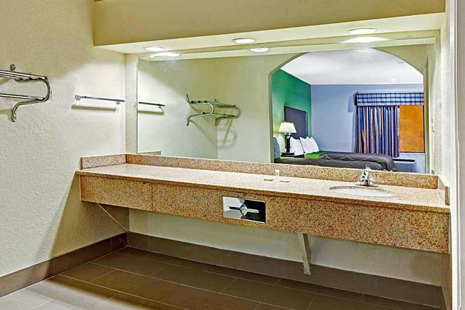 Super 8 by Wyndham Houston Hobby Airport South – Houston, TX
