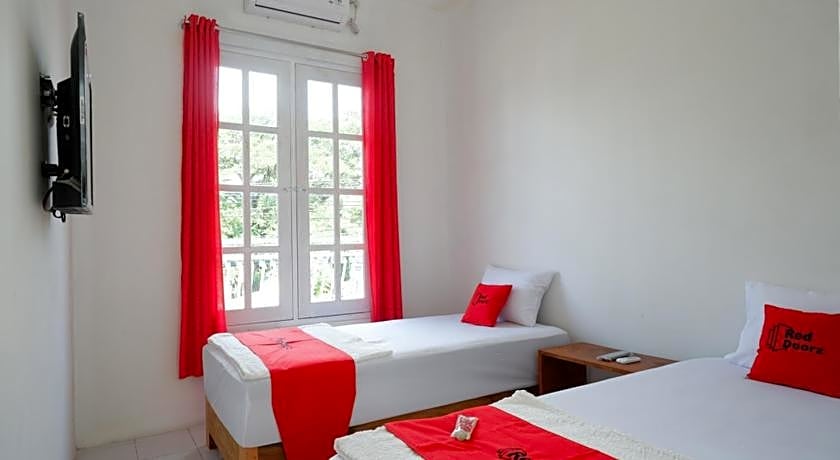 RedDoorz Plus near UMS Solo