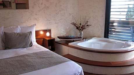 Suite with Spa Bath and Kitchenette