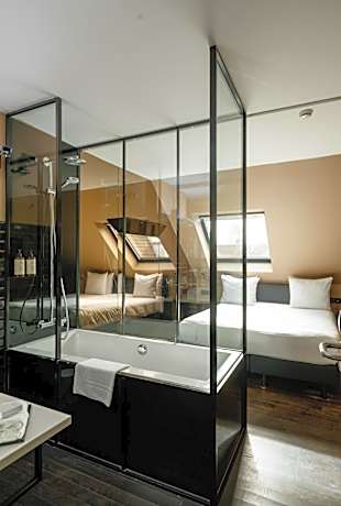 Comfort room with bath