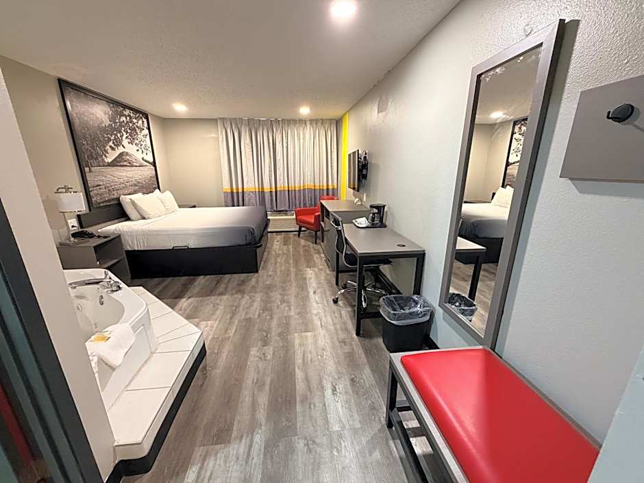 Super 8 by Wyndham Macomb