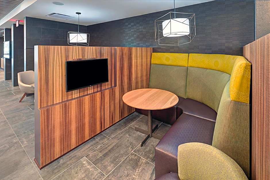 Courtyard by Marriott Appleton Riverfront