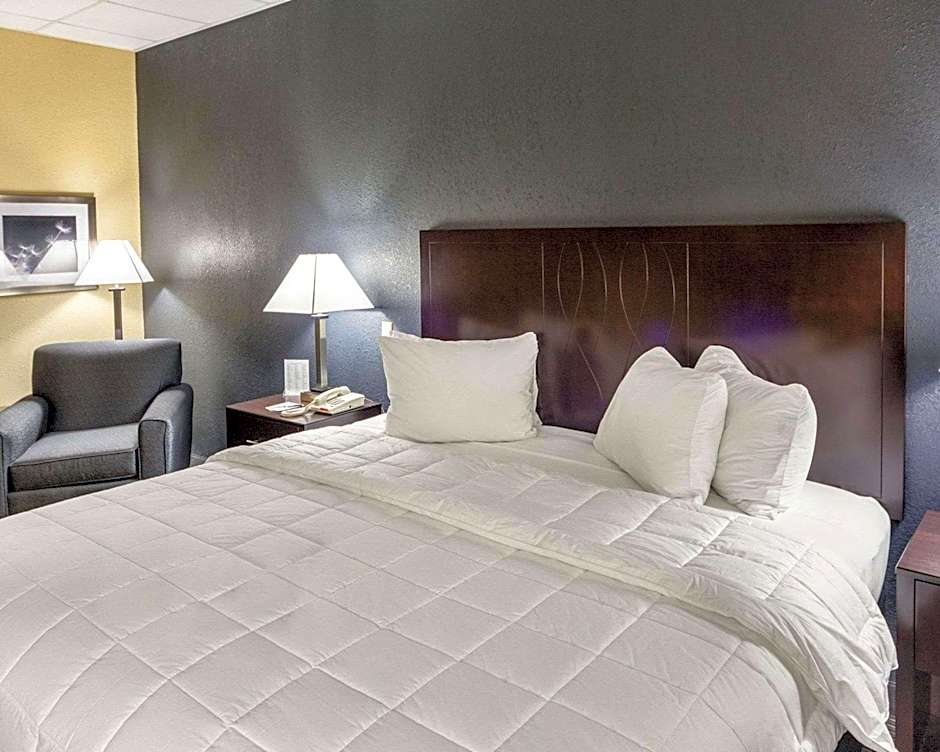 Photo 1 of 2 of 1 Queen Bed Suite, Nonsmoking