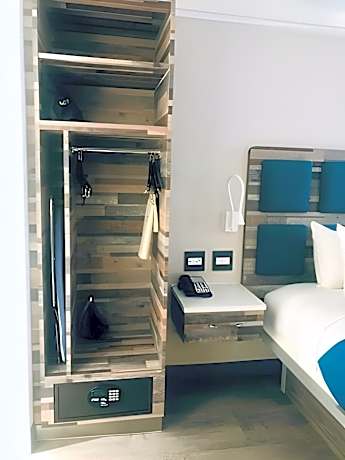 Signature 1 King Bed Balcony Non-Smoking